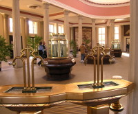 Blick ins Innere der Glauberquellen-Halle mit den Zugängen zur Trinkkur