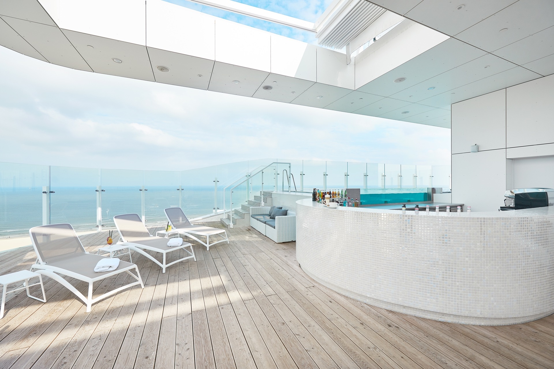 Dachterrasse mit Pool im Radisson Blu Resort Swinemünde