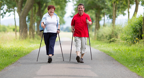 Paar beim Nordic Walking