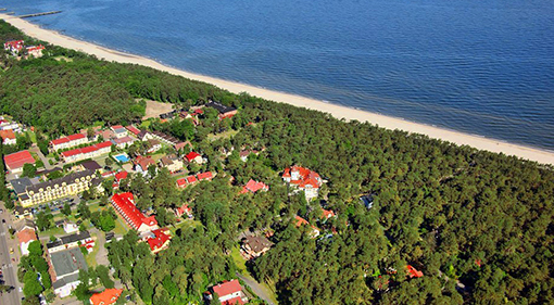 Im Niechorze-Bild ziemlich zentral sehen Sie das im Grünen gelegene Spa-Centrum Chimera, am linken Bildrand ist mittig das teilweise gelb gehaltene Haus Jantar Spa zu sehen.