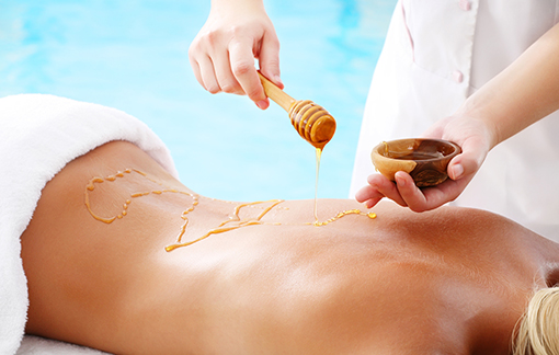 Honig wird vor der Massage aufgebracht