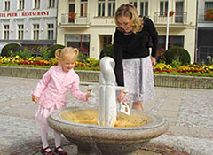 Trinkkur nahe dem Hotel Kriváň (Karlovy Vary, Tschechien)