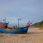 Fischerboot am Sandstrand an der polnischen Ostsee