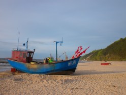 Fischerboot am Sandstrand an der polnischen Ostsee