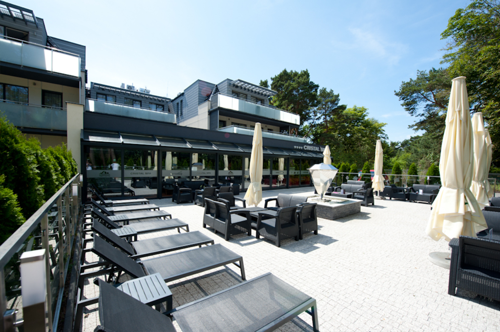 Sonnenterrasse des Cristal SPA in Dźwirzyno