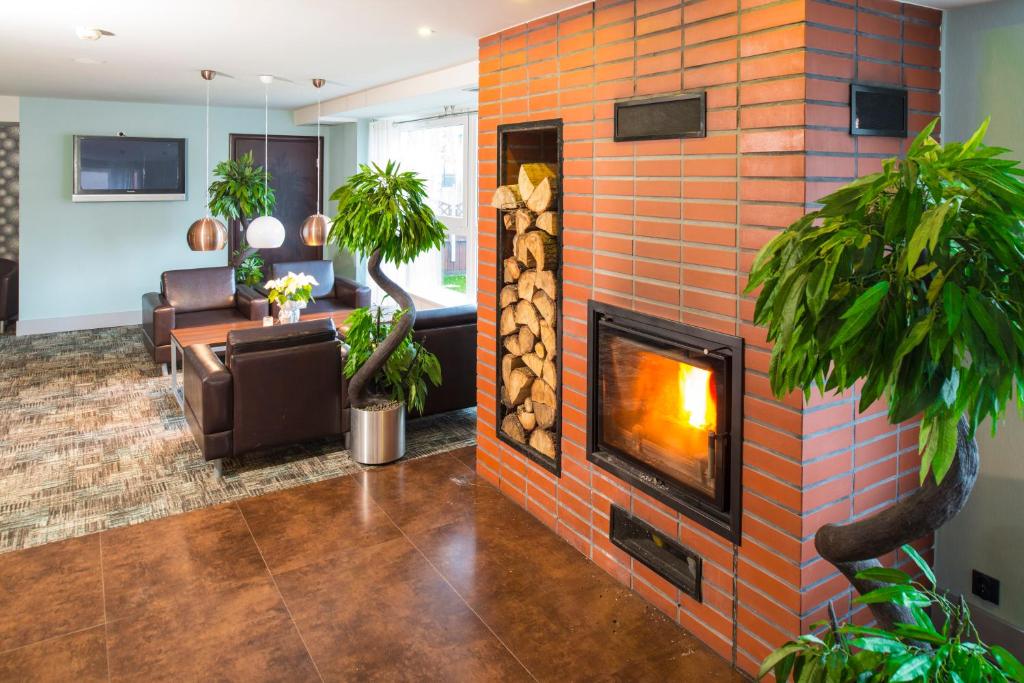 Gemütlicher Sitzbereich mit Kamin im Akces Medical FIT & SPA in Dźwirzyno