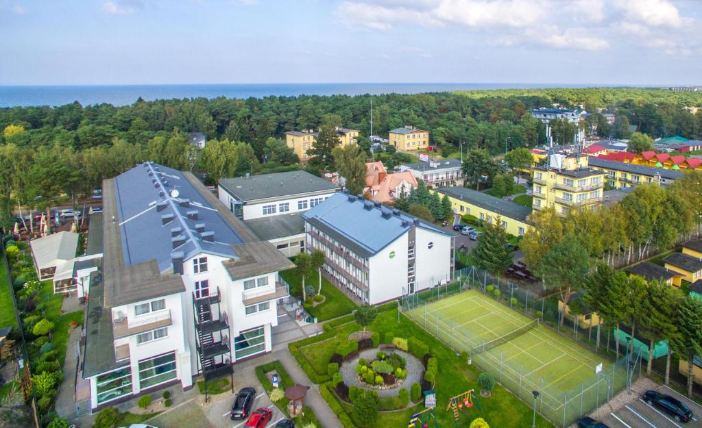 Luftaufnahme des Akces Medical FIT & SPA in Dźwirzyno nahe der Ostseeküste