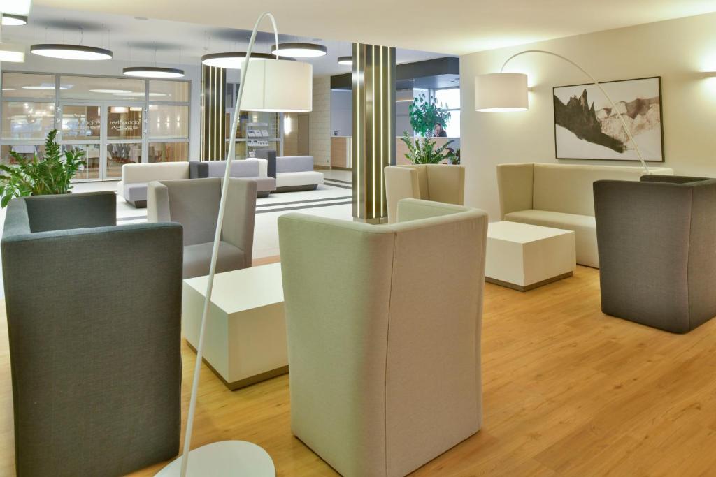 Heller Lobbybereich mit modernen Sitzgruppen im Akces Medical FIT & SPA