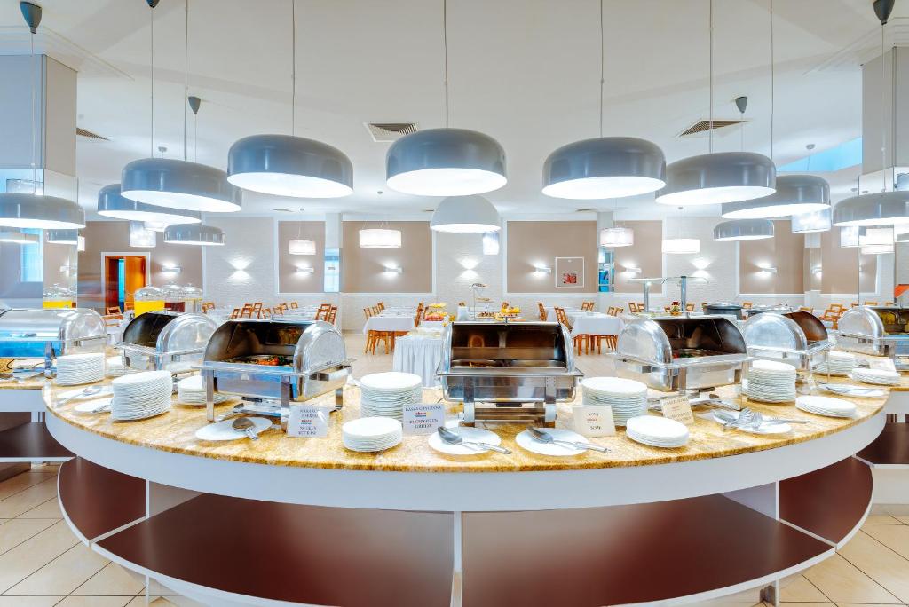 Restaurant mit Buffetbereich im Akces Medical FIT & SPA in Dźwirzyno