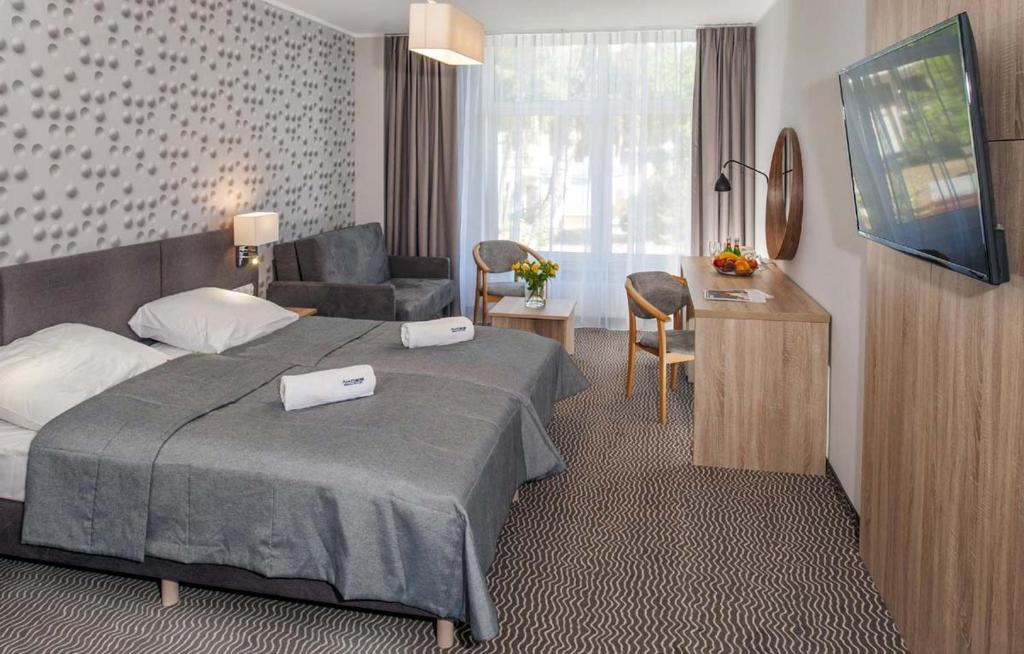 Doppelzimmer mit zwei Einzelbetten und Sitzbereich im Akces Medical FIT & SPA